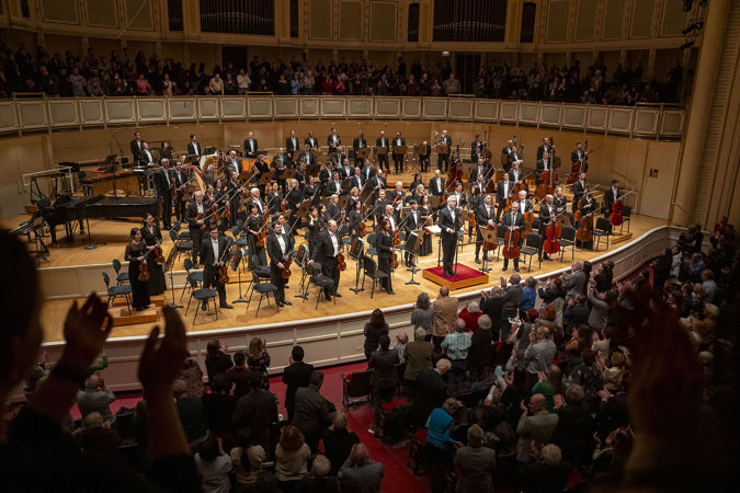 Wide bow shot of the full orchestra and conductor Hannu Lintu
