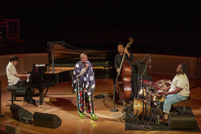 Cécile and her band performing