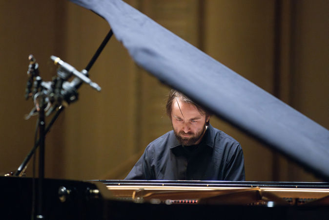 solo pianist at piano