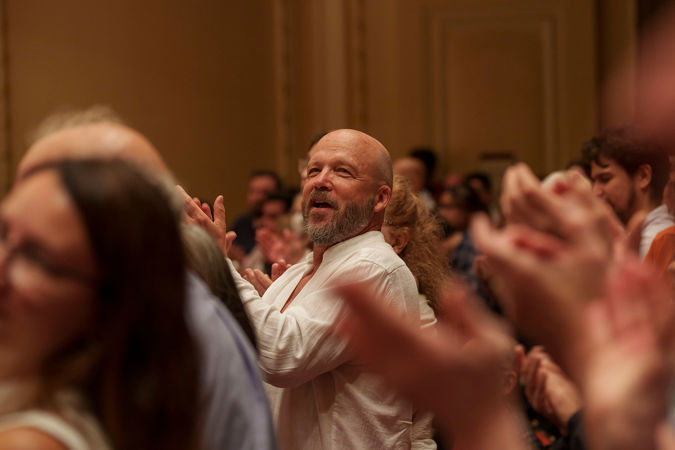 audience member clapping